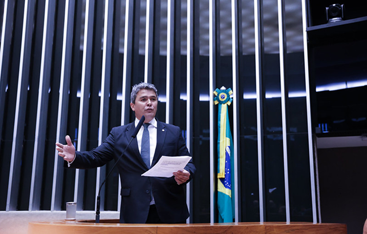 Diego Garcia discursando na tribuna